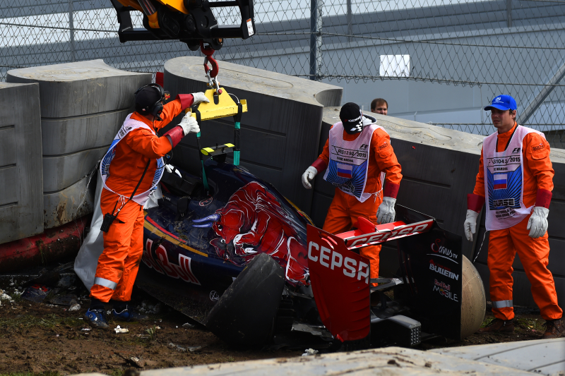 Illustration for article titled Carlos Sainz Jr. Miraculously OK To Race After Horrifying F1 Crash Under Barrier